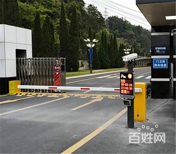 车牌识别摄像机与电动升降隔离栏杆闸门 开启智能通行管理新纪元